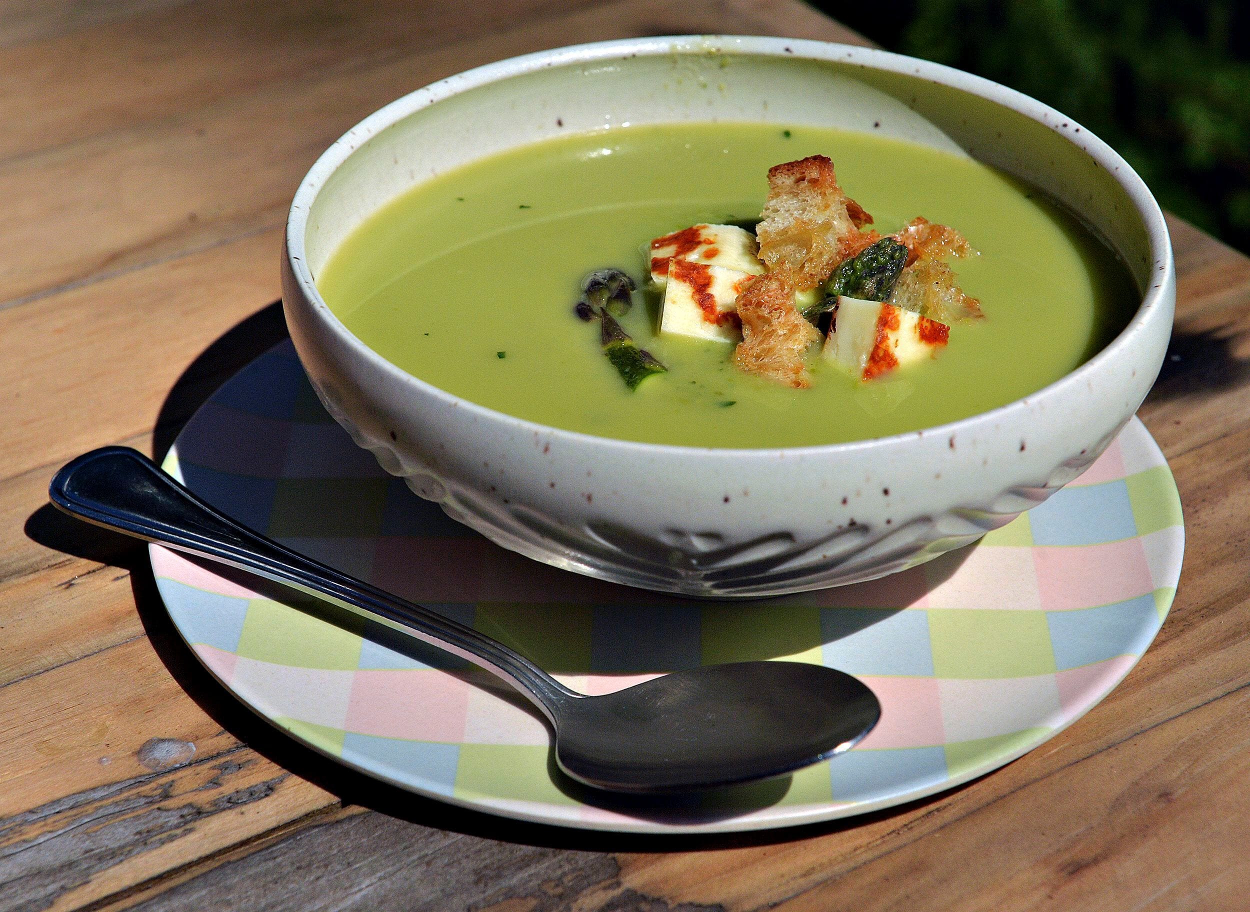 découvrez notre délicieuse recette de potage d'argenteuil, une soupe onctueuse à base de poireaux et de pommes de terre, parfaite pour réchauffer vos soirées. un plat savoureux qui allie tradition et réconfort, idéal pour toute la famille.