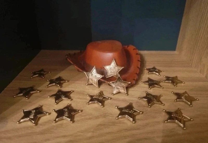 découvrez woody, le shérif emblématique de l'univers des jouets. plongez dans la magie de son aventure, son amitié inébranlable et son rôle central au sein de la bande d'amis. un héros attachant qui incarne courage et loyauté.