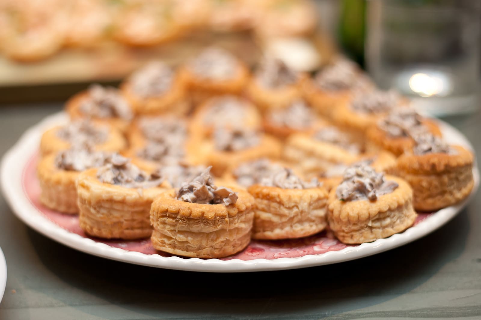 découvrez notre sélection de délices sucrés feuilletés, où chaque bouchée vous transporte dans un univers de saveurs irrésistibles et de textures croustillantes. parfaits pour accompagner vos pauses café ou plaire à vos convives lors de vos événements, ces délices sont faits avec passion pour vous offrir un moment de douceur inoubliable.