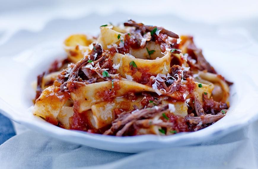 découvrez notre délicieuse recette d'effiloché de bœuf à la tomate, un plat réconfortant et savoureux qui fond dans la bouche. parfait pour un repas en famille ou entre amis, il associe tendreté de la viande et richesse des saveurs. idéal pour régaler vos convives!