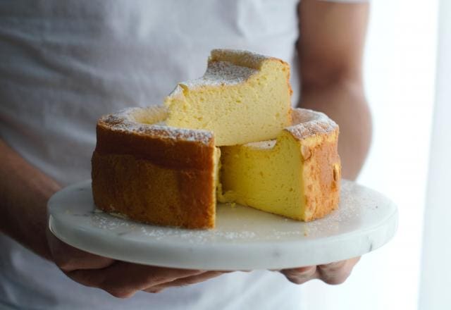 découvrez notre délicieuse recette de sponge cake japonais agrémenté de fraises fraîches. un dessert léger et moelleux, parfait pour les amateurs de pâtisserie. idéal pour toutes les occasions!