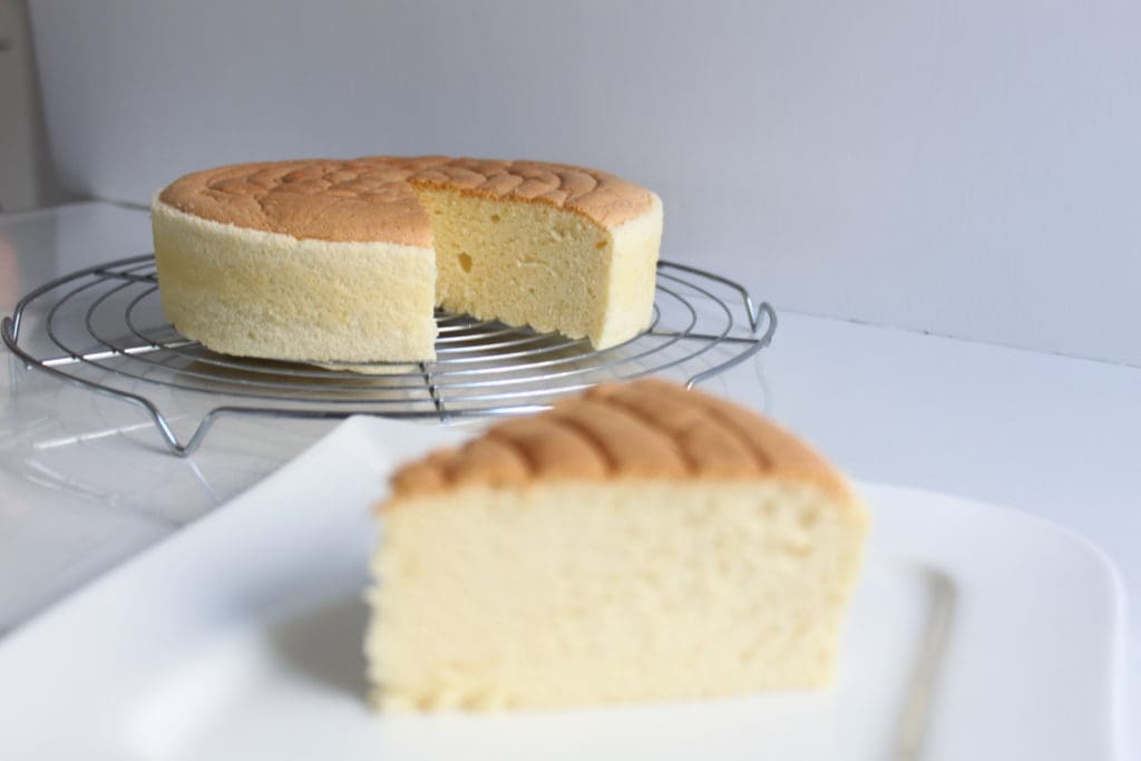 découvrez notre délicieuse recette de sponge cake japonais moelleux, délicatement garni de fraises juteuses. un dessert idéal pour nos envies sucrées, alliant légèreté et saveurs fruitées. parfait pour impressionner vos invités ou se faire plaisir lors d'une pause gourmande!