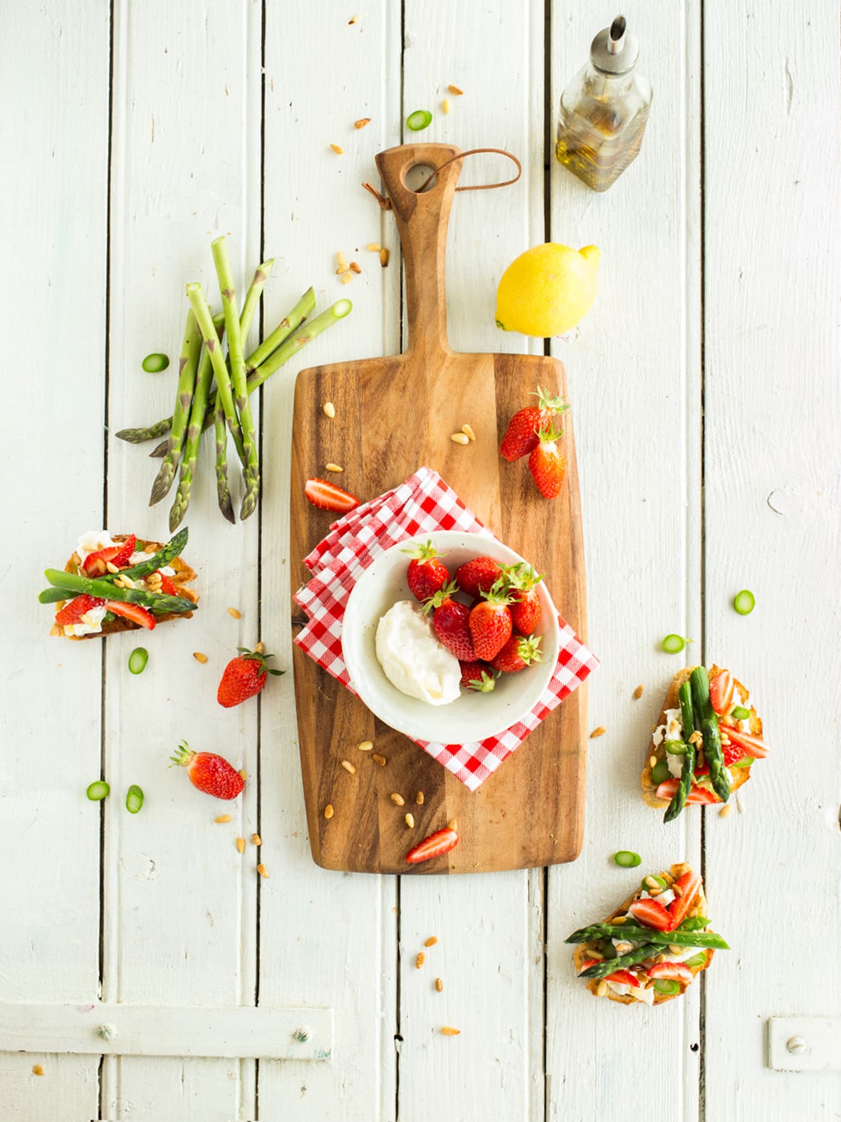 découvrez la délicieuse combinaison de la burrata crémeuse et des fraises juteuses, une tendance culinaire qui éveille vos papilles. idéale pour les repas estivaux ou en apéritif, cette recette allie fraîcheur et gourmandise pour un véritable festin visuel et gustatif.