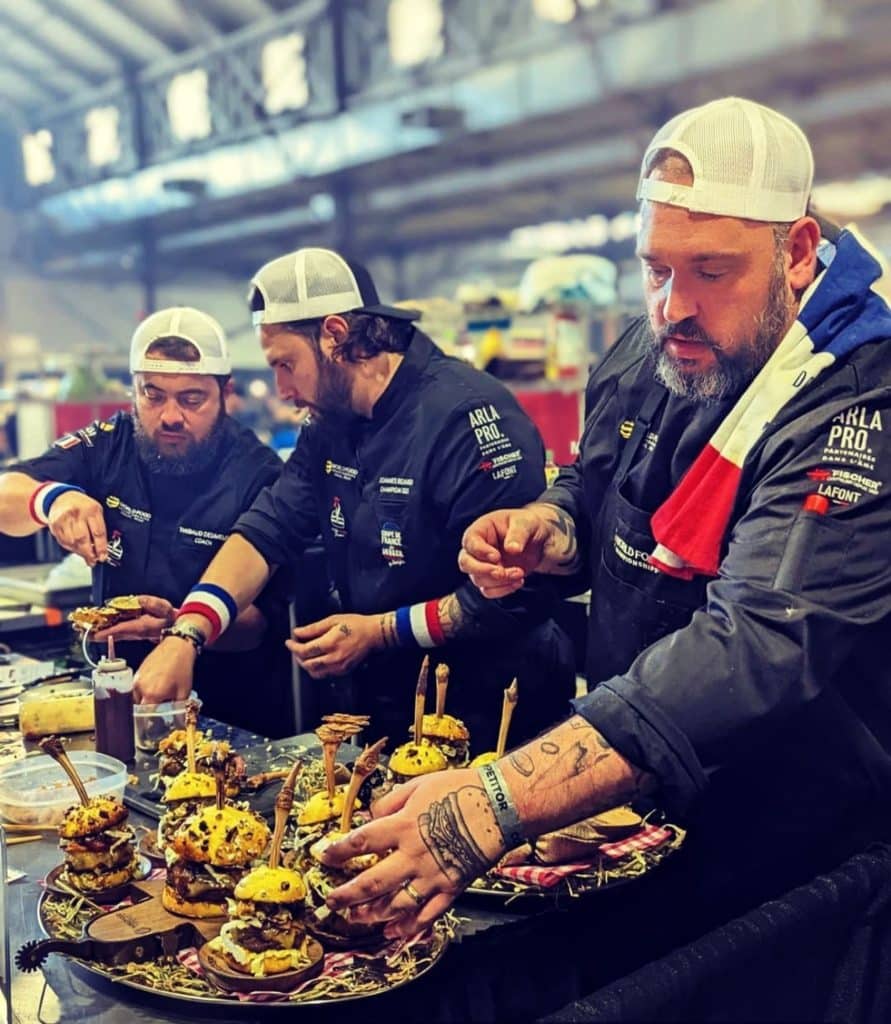 découvrez l'univers savoureux du champion du monde des burgers ! plongez dans une expérience culinaire exceptionnelle avec des recettes innovantes, des ingrédients de qualité et des créations qui éveilleront vos papilles. rejoignez-nous pour savourer les meilleurs burgers au monde!