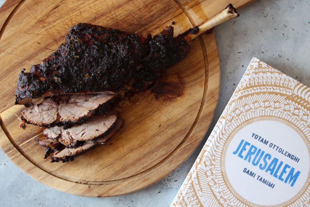 découvrez la recette savoureuse du gigot d'agneau au fenugrec, un plat raffiné qui allie tendresse de la viande et arômes délicats. parfait pour les repas en famille ou les occasions spéciales, ce gigot d'agneau est assaisonné avec du fenugrec, offrant une explosion de saveurs et un voyage culinaire inoubliable.