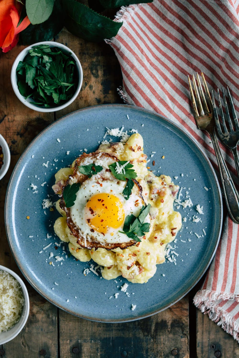 découvrez notre délicieuse recette de gnocchis carbonara, un plat réconfortant alliant la douceur des gnocchis maison à une sauce crémeuse à base de pancetta et de parmesan. idéal pour un repas savoureux et rapide à préparer, cette recette ravira les amateurs de cuisine italienne.