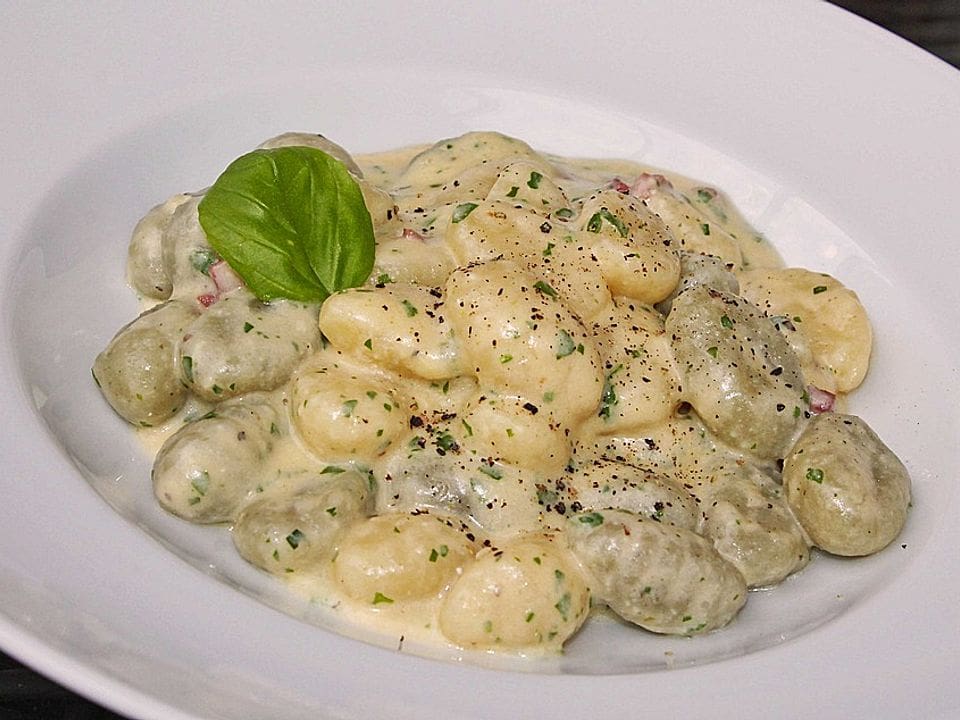 découvrez notre délicieuse recette de gnocchis carbonara, une fusion parfaite de pasta moelleux et de la traditionnelle sauce crémeuse à base de lardons et de parmesan. idéale pour un repas réconfortant et savoureux, cette recette simple et rapide ravira vos papilles et celles de vos proches.