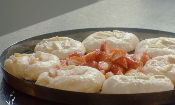 découvrez notre délicieuse recette de dampfnüdels aux fraises et à la rhubarbe. ces petits pains cuits à la vapeur, moelleux et parfumés, sont parfaits pour un dessert irrésistible. suivez notre guide étape par étape pour réaliser ce dessert fruité et savoureux qui ravira les papilles de toute la famille.