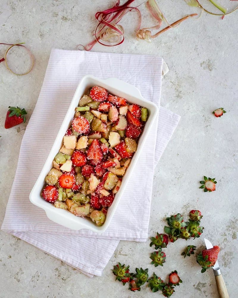 découvrez notre délicieuse recette de dampfnüdels aux fraises et à la rhubarbe, un dessert moelleux et savoureux qui allie la douceur des fraises à l'acidité de la rhubarbe. parfait pour régaler vos convives lors de vos repas en famille ou entre amis. suivez nos étapes simples pour réaliser ce délice maison.