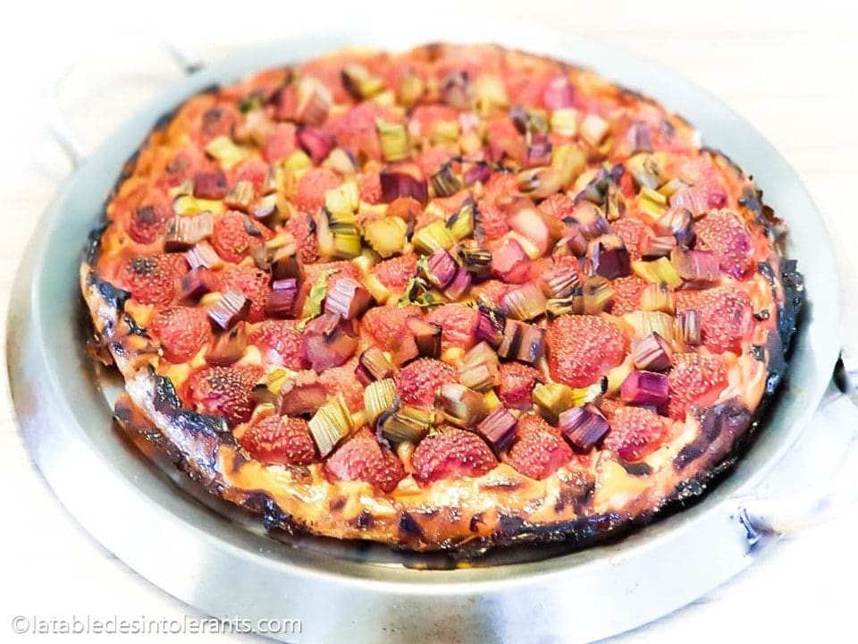 découvrez notre délicieuse recette de dampfnüdels à la fraise et à la rhubarbe. des bao sucrés moelleux et généreusement garnis d'une compote de fruits estivaux, parfaits pour un dessert ou un goûter savoureux. un délice sucré qui ravira les petits et les grands !