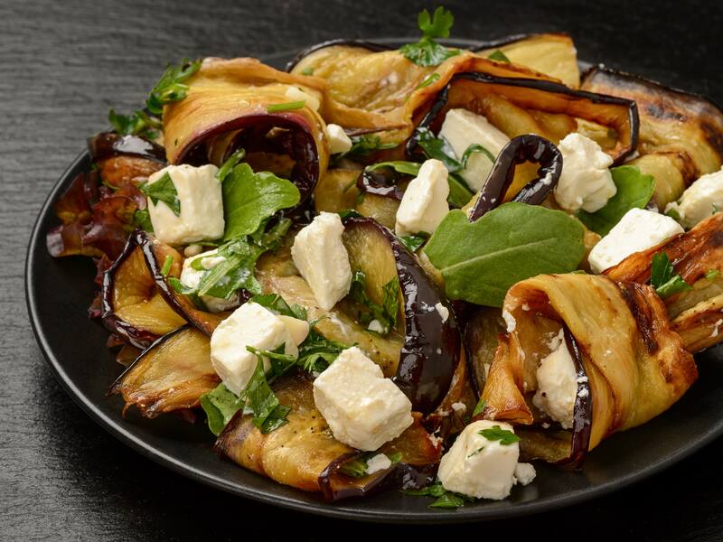 découvrez des recettes estivales originales qui égayeront vos journées chaudes. explorez des plats rafraîchissants et innovants, des salades colorées aux desserts fruités, pour savourer l'été avec créativité et plaisir.
