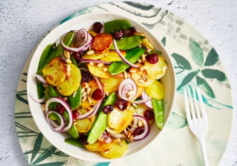 découvrez notre délicieuse salade de pois gourmands, un mélange frais et croquant parfait pour vos repas d'été. riches en vitamines et en saveurs, ces légumes tolèrent merveilleusement bien les assaisonnements et se marient idéalement avec des ingrédients variés. idéale en entrée ou en accompagnement, cette salade saura ravir vos convives !