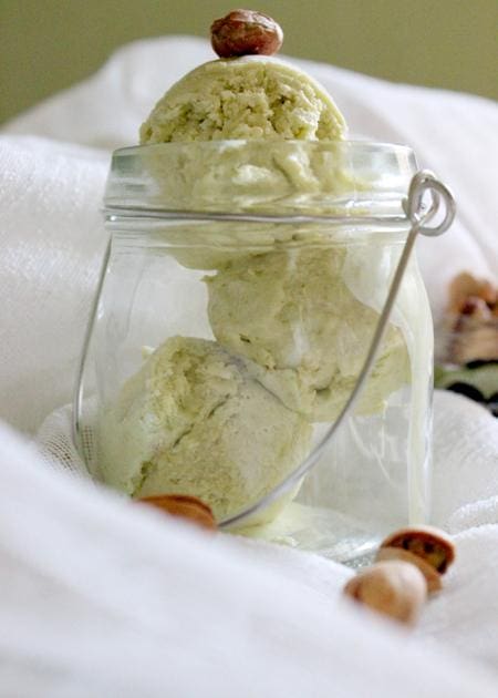 découvrez notre recette de glace à la pistache facile à réaliser chez vous. savourez une délicieuse crème glacée onctueuse, pleine de saveurs naturelles de pistache. parfaite pour les journées chaudes, cette recette simple ravira toute la famille!