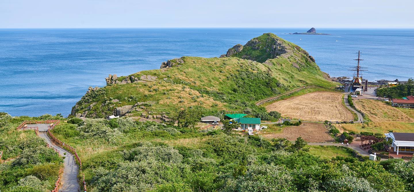 découvrez l'île de jeju, un véritable paradis coréen aux paysages à couper le souffle, incluant des plages de sable noir, des volcans majestueux et une culture riche. explorez ses merveilles naturelles, ses cascades spectaculaires et sa gastronomie unique pour une expérience inoubliable.