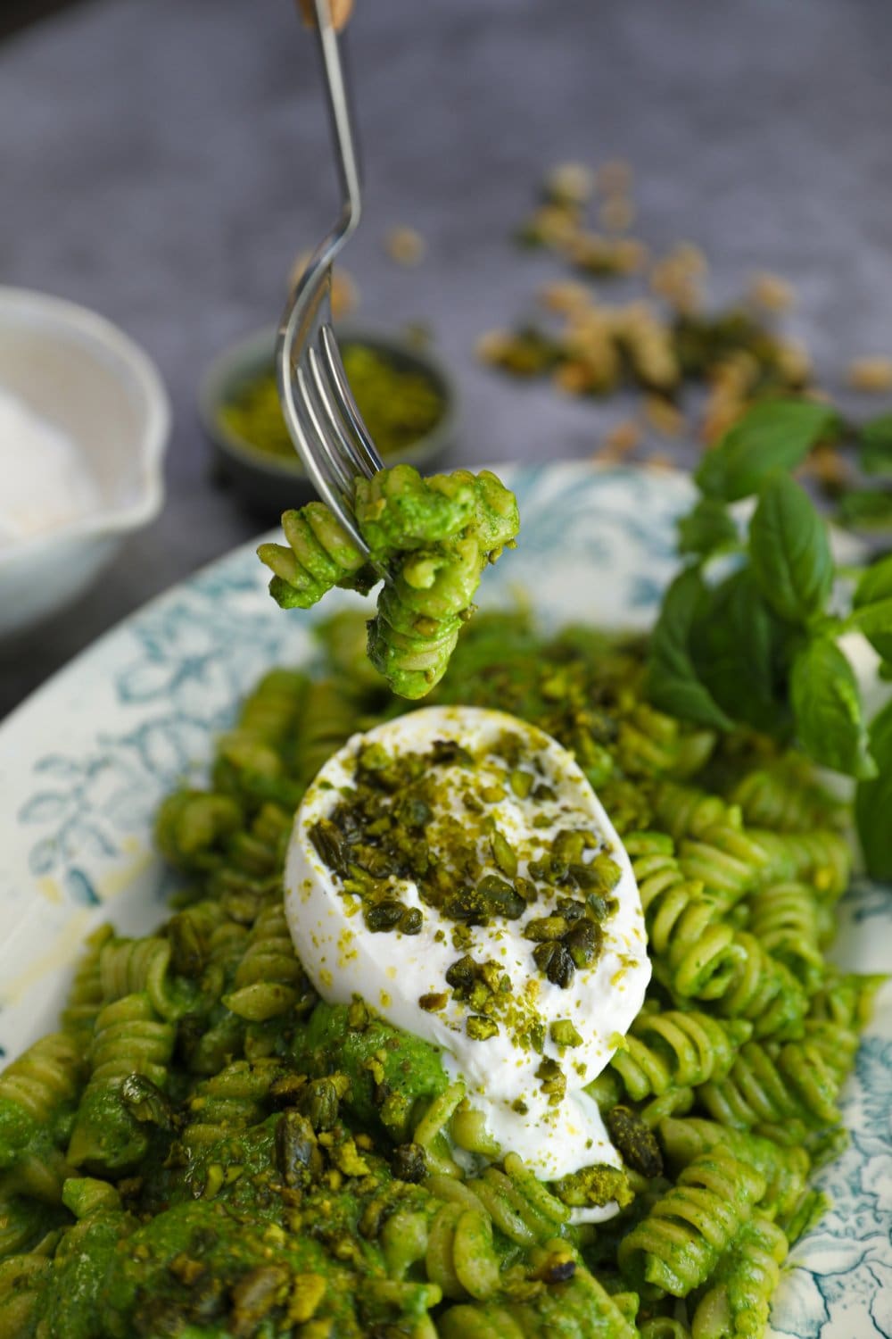 découvrez la recette authentique du pesto de simone zanoni, une mélodie de saveurs italiennes réalisée à partir de basilic frais, pignons de pin, fromage parmigiano reggiano et une touche d'ail. parfait pour rehausser vos plats de pâtes, vos tartines ou vos légumes grillés.