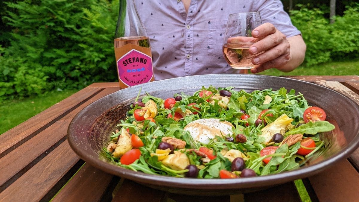 découvrez des recettes estivales rafraîchissantes à savourer avec un verre de rosé. des plats légers et délicieusement parfumés qui sublimeront vos barbecues et pique-niques ensoleillés.
