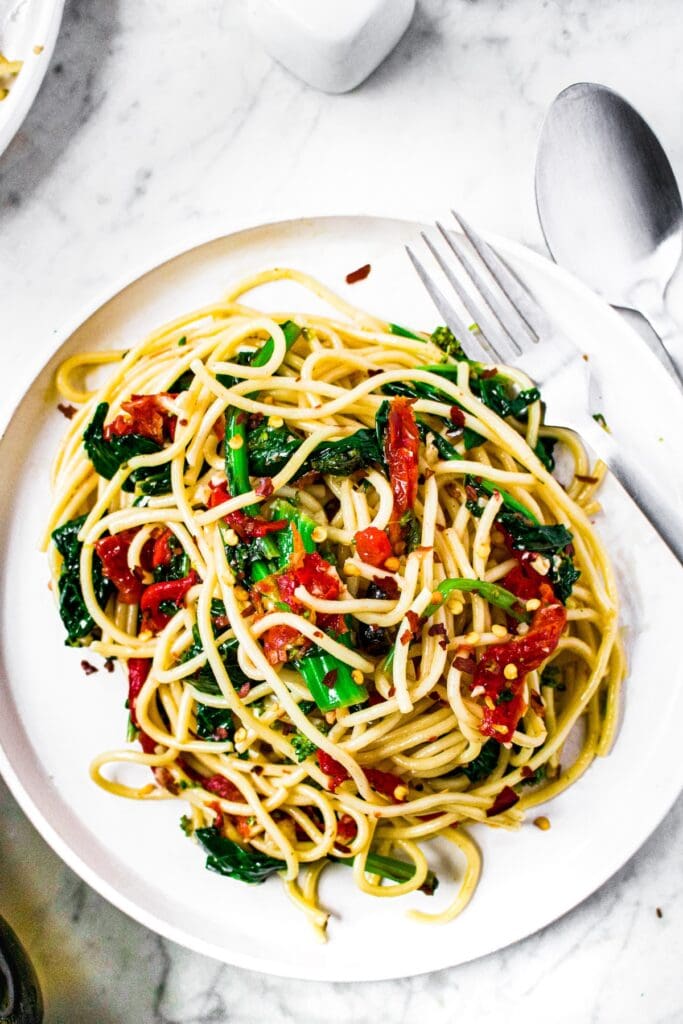 découvrez la recette traditionnelle des spaghetti aglio e olio, un plat italien simple et savoureux à base de pâtes, d'ail doré, d'huile d'olive et de piment. parfait pour un dîner rapide et délicieux, ce plat met en avant la richesse des saveurs méditerranéennes.