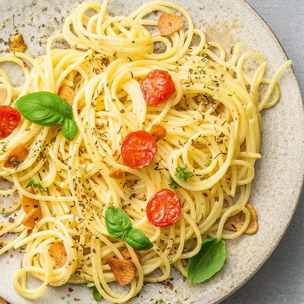 découvrez la recette authentique des spaghetti aglio olio, un plat italien simple et savoureux à base de pâtes, d'huile d'olive, d'ail et de piments. parfait pour un repas rapide et délicieux !