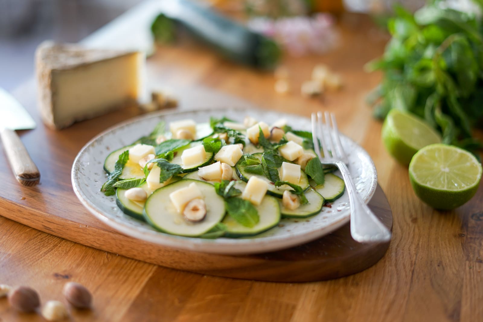 découvrez notre délicieuse recette de carpaccio de courgettes, un plat frais et léger, parfait pour vos repas d'été. savourez la tendreté des courgettes finement tranchées, assaisonnées d'huile d'olive, de citron et de parmesan, pour une explosion de saveurs végétales.