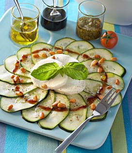 savourez un délicieux carpaccio de courgettes, une recette fraîche et légère idéale pour l'été. découvrez comment préparer ce plat coloré en un rien de temps avec des ingrédients simples, pour une entrée raffinée qui ravira vos invités.