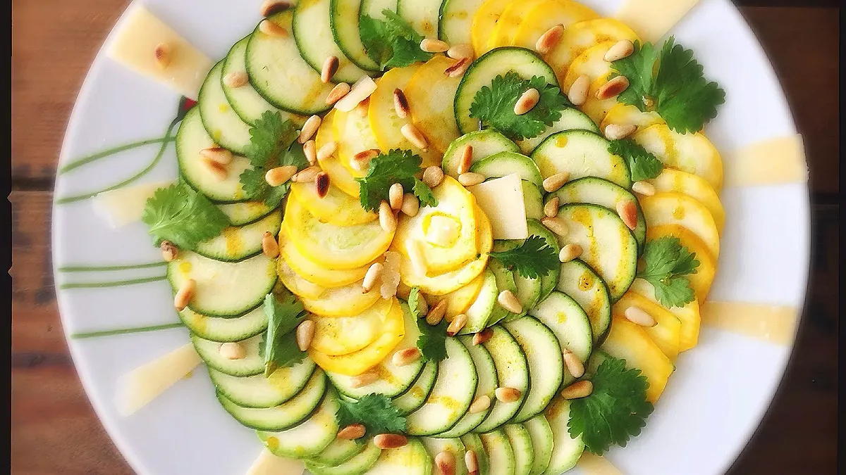 découvrez notre irrésistible carpaccio de courgettes, une entrée fraîche et savoureuse, parfaite pour éveiller vos papilles. cette recette légère et simple met en valeur la tendreté des courgettes, rehaussée d'une vinaigrette citronnée et de copeaux de parmesan. idéale pour les repas estivaux, elle ravira vos invités !