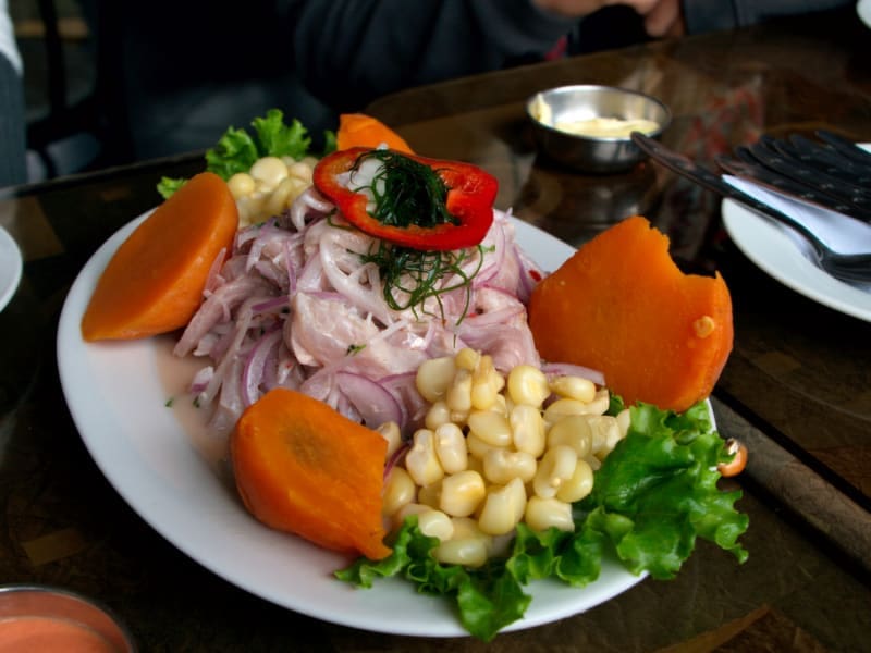 découvrez notre recette de ceviche estivale, un plat frais et léger, parfait pour vos repas d'été. réveillez vos papilles avec des saveurs marines rehaussées d'agrumes et d'herbes aromatiques!
