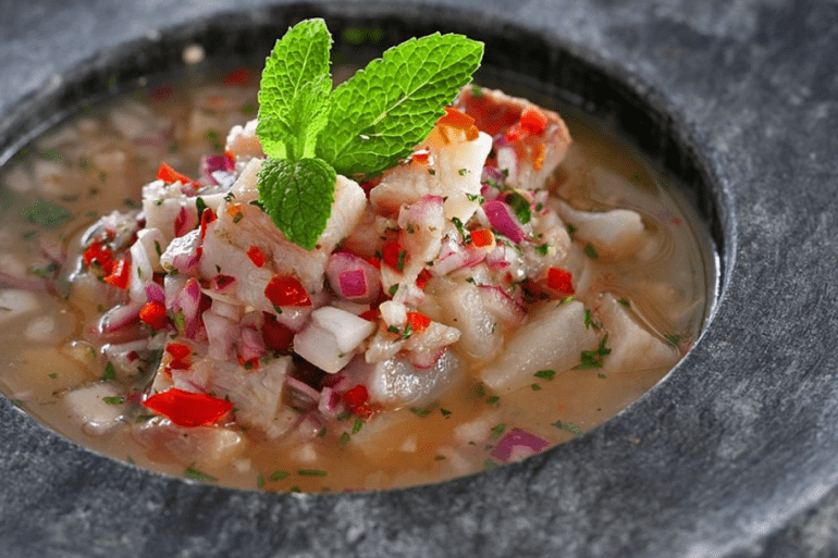 découvrez la fraîcheur de notre ceviche estivale, un plat savoureux aux fruits de mer marinés, agrémenté de citrons juteux et d'aromates aromatiques. idéal pour vos repas d'été, il allie gourmandise et légèreté pour ravir vos papilles.