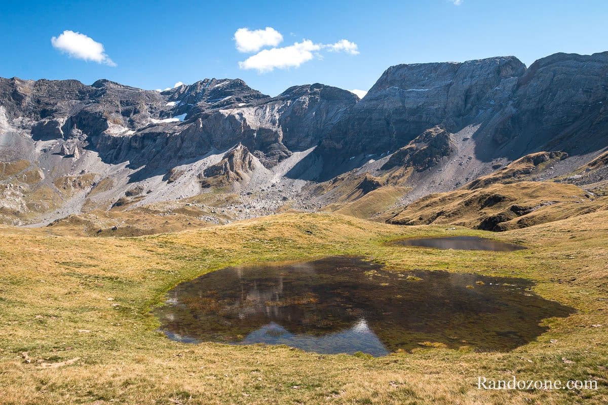 découvrez le cirque de troumouse, un des plus vastes cirques glaciaires des pyrénées, offrant des paysages à couper le souffle et une nature préservée. explorez ses sentiers de randonnée, admirez ses falaises majestueuses et plongez dans un univers sauvage où la faune et la flore s'épanouissent.