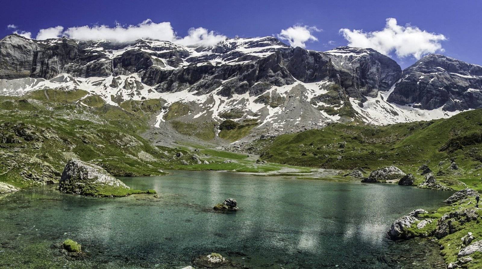 découvrez le cirque de troumouse, un écrin de nature spectaculaire dans les pyrénées. partez à l'aventure au cœur de paysages grandioses, entre falaises majestueuses et prairies verdoyantes. idéal pour les randonneurs et les amoureux de la montagne, ce site classé offre des panoramas à couper le souffle et une biodiversité riche. réveillez l'aventurier en vous et explorez ce lieu enchanteur !