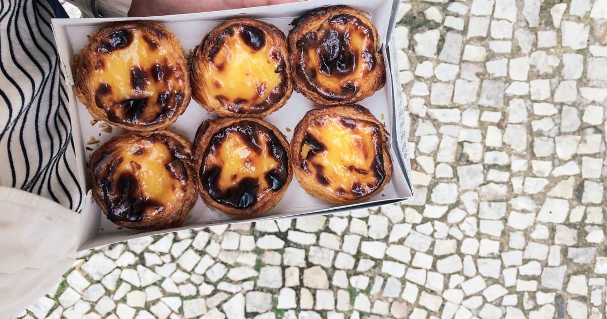 découvrez les saveurs authentiques de la cuisine portugaise : un voyage culinaire aux influences méditerranéennes, avec des plats emblématiques tels que la bacalhau, les pastéis de nata et le fameux vinho verde. plongez dans la richesse des traditions gastronomiques du portugal et laissez-vous séduire par ses ingrédients frais et savoureux.