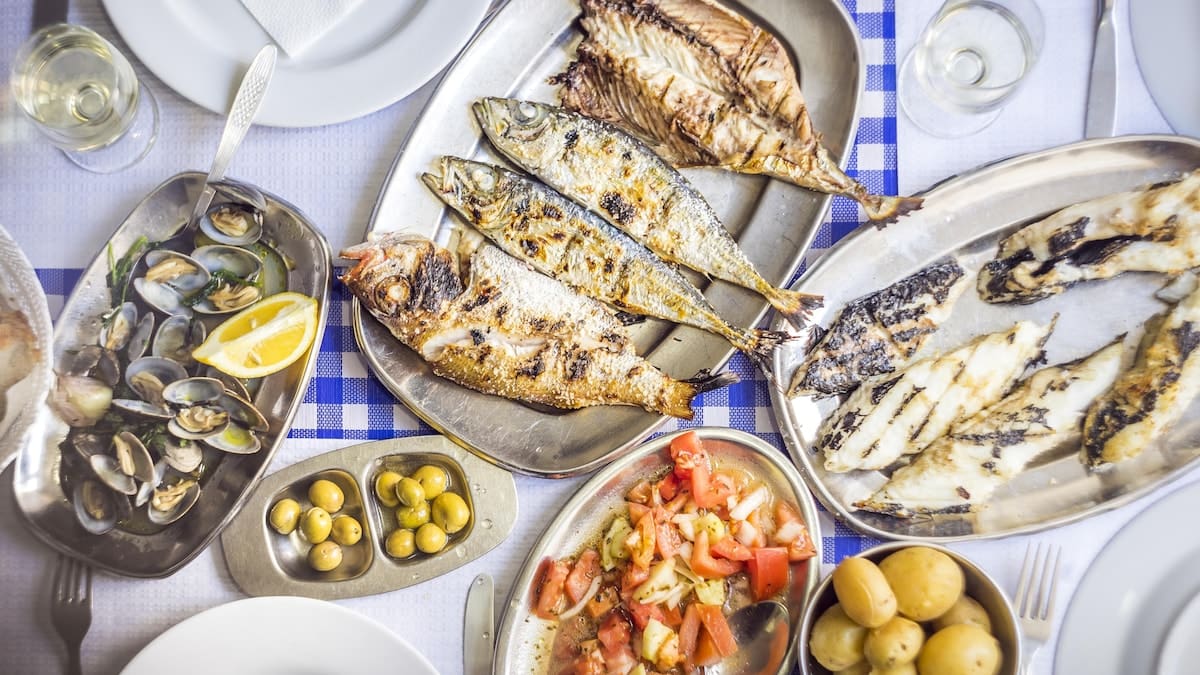 découvrez la richesse de la cuisine portugaise, un festin de saveurs authentiques mettant en avant des plats emblématiques comme la bacalhau à bras, les pastéis de nata et les délicieuses empanadas. plongez dans un voyage culinaire au cœur des traditions et des ingrédients frais du portugal.