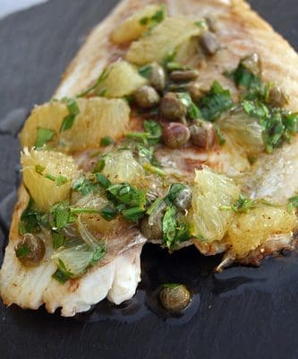 découvrez notre délicieuse dorade grillée, accompagnée d'une savoureuse sauce vierge. un plat léger et raffiné, parfait pour les amateurs de fruits de mer. laissez-vous séduire par des saveurs méditerranéennes authentiques qui régaleront vos papilles.
