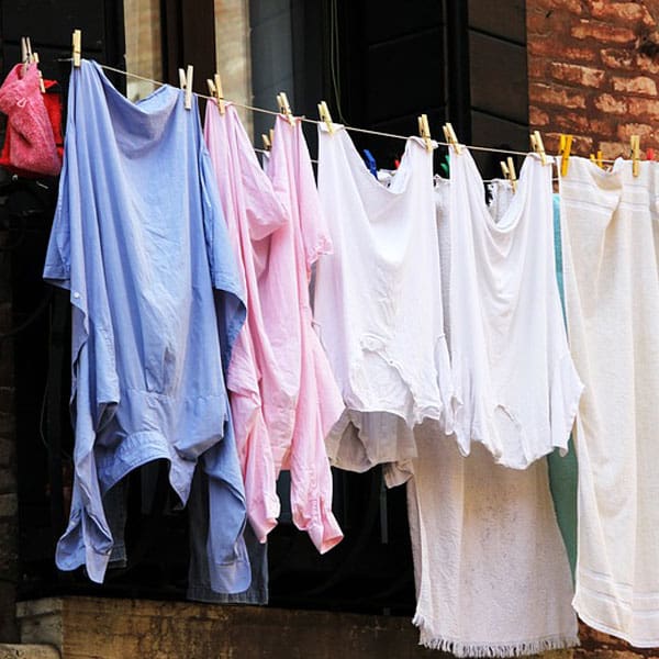 découvrez notre recette simple de lessive maison et l'incroyable détachant miracle qui élimine efficacement les taches les plus tenaces. fabriquez votre propre lessive naturelle et écologique pour un linge frais et immaculé tout en préservant l'environnement.
