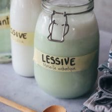 découvrez comment fabriquer votre propre lessive maison et un détachant miracle avec des ingrédients naturels et efficaces. simplifiez votre routine de nettoyage tout en préservant l'environnement et en prenant soin de vos textiles.