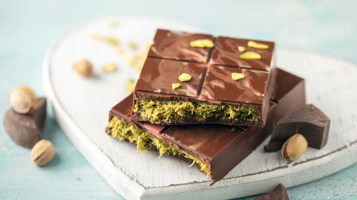 découvrez la célèbre mousse au chocolat de norbert tarayre, un véritable délice chocolaté alliant légèreté et intensité. cette recette irrésistible ravira les amateurs de sucreries et apportera une touche gourmande à vos desserts. un must-try pour tous les passionnés de chocolat !