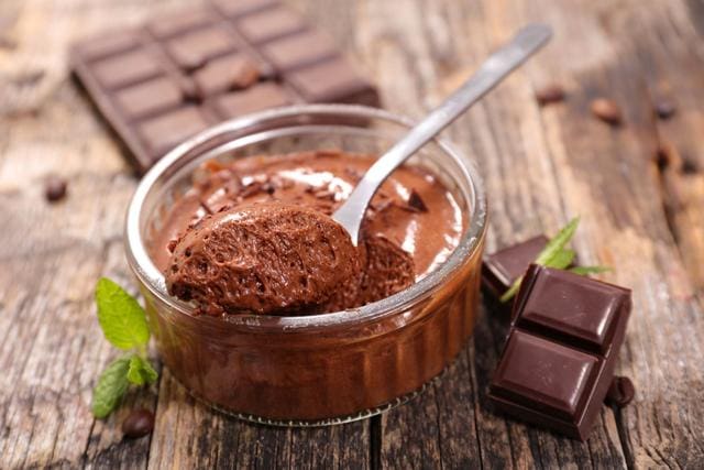 découvrez la délicieuse mousse au chocolat de norbert tarayre, une recette gourmande et onctueuse qui ravira tous les amateurs de chocolat. facile à préparer, elle promet de devenir un incontournable de vos desserts.