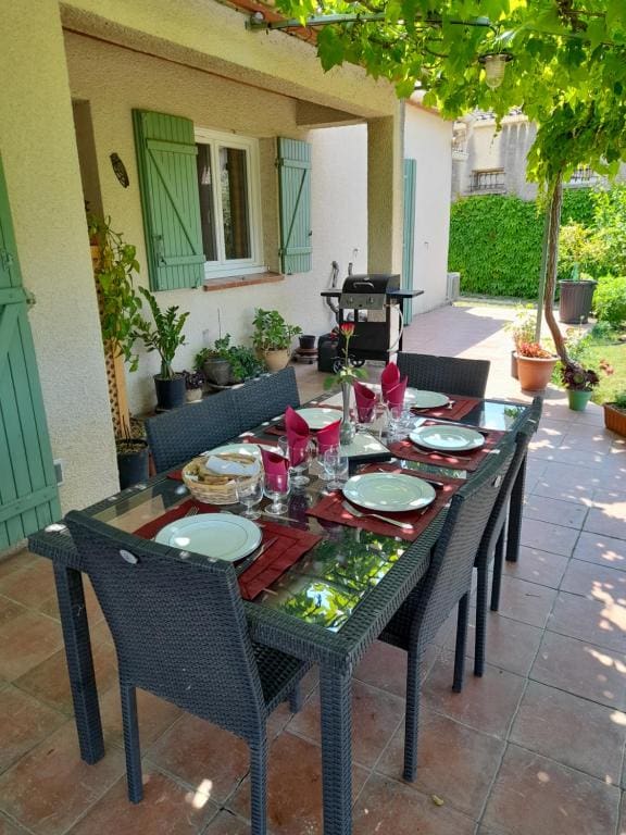 découvrez l'olivette camarguaise, une délicieuse spécialité provençale qui allie le goût authentique des olives de la région à des recettes traditionnelles. savourez la richesse de la camargue à travers ses huiles d'olive et ses produits artisanaux, idéaux pour rehausser vos plats et apports culinaires.