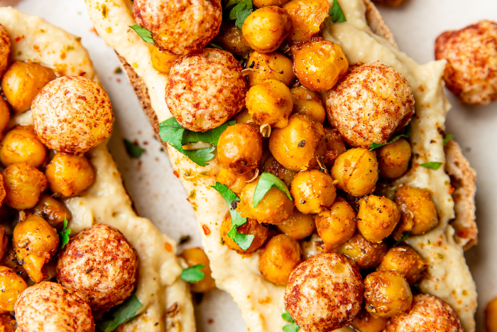 découvrez notre délicieuse recette de pois chiches croustillants, parfaite pour un apéritif sain et savoureux. ces petites bouchées croquantes apporteront une touche de gourmandise à vos soirées, tout en étant riches en protéines et en fibres. idéaux à grignoter à tout moment de la journée !