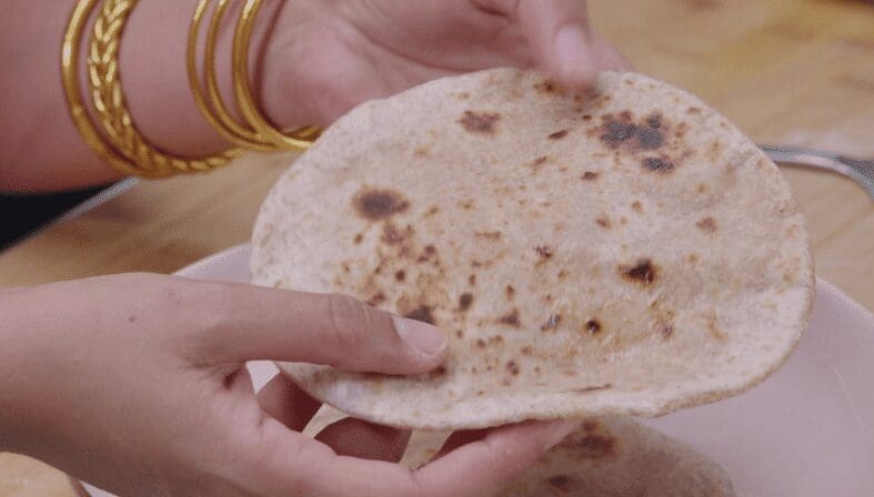 découvrez notre délicieuse recette de chapati, un pain indien traditionnel fait à base de farine complète et d'eau. apprenez à le préparer facilement chez vous pour accompagner vos plats asiatiques préférés. parfaitement moelleux et rapide à réaliser, le chapati est idéal pour un repas savoureux et réconfortant.