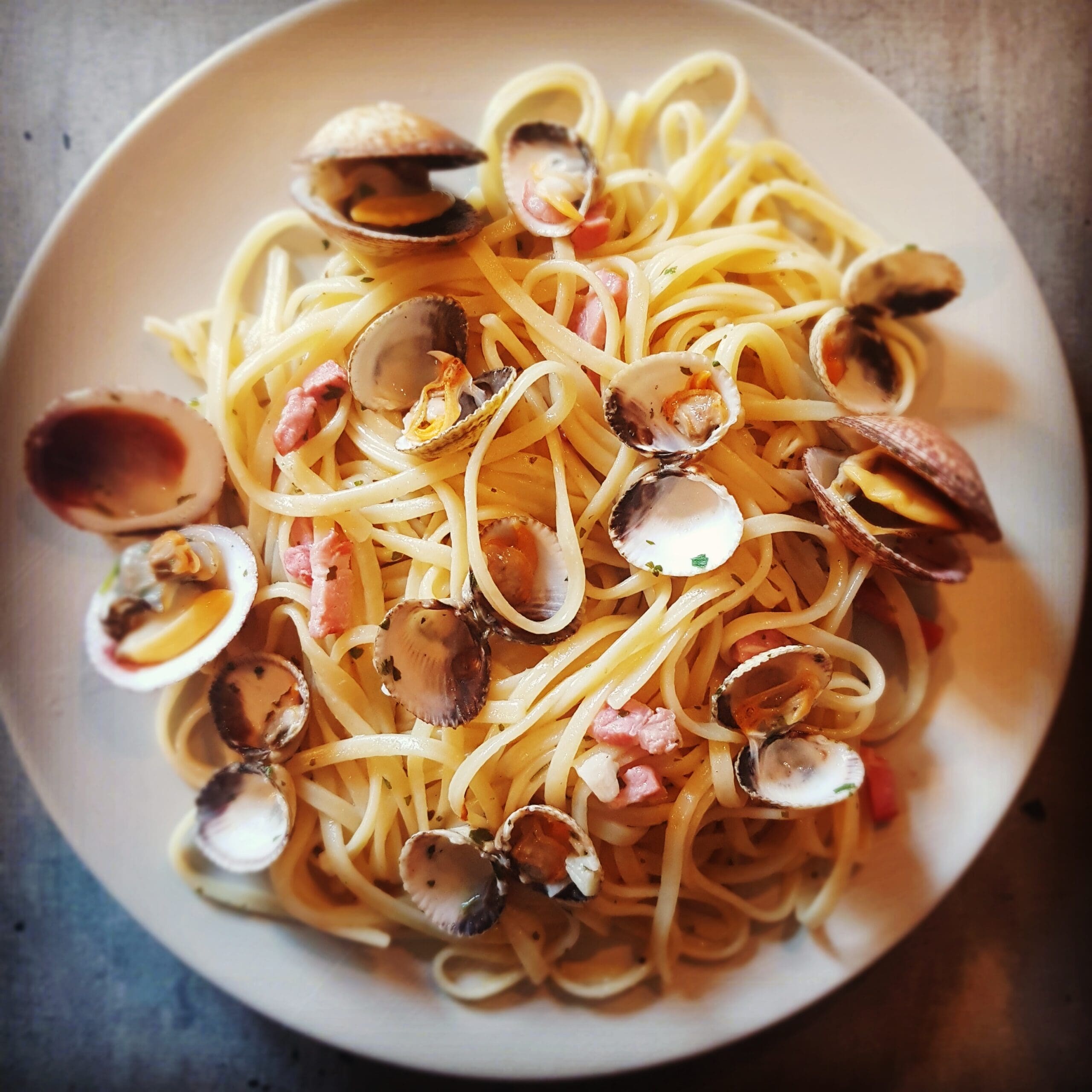 découvrez notre délicieuse recette de linguine vongole, un plat italien savoureux alliant des pâtes al dente aux palourdes fraîches. parfait pour un dîner élégant ou une soirée conviviale, cette recette facile à suivre saura ravir vos invités grâce à ses ingrédients simples et ses arômes marins irrésistibles.