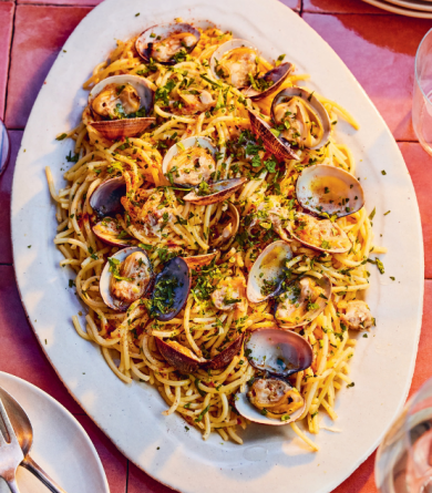 découvrez notre délicieuse recette de linguine vongole, un plat italien savoureux qui marie la douceur des palourdes à la richesse d'une sauce à l'ail et au persil. parfait pour impressionner vos invités ou pour un dîner en amoureux. suivez nos étapes simples et savourez ce classique de la cuisine méditerranéenne!