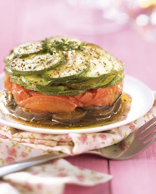 découvrez notre délicieuse recette de tian en vidéo. apprenez à préparer ce plat savoureux à base de légumes colorés, idéal pour accompagner vos repas d'été. suivez nos étapes simples et régalez vos invités avec ce chef-d'œuvre culinaire !