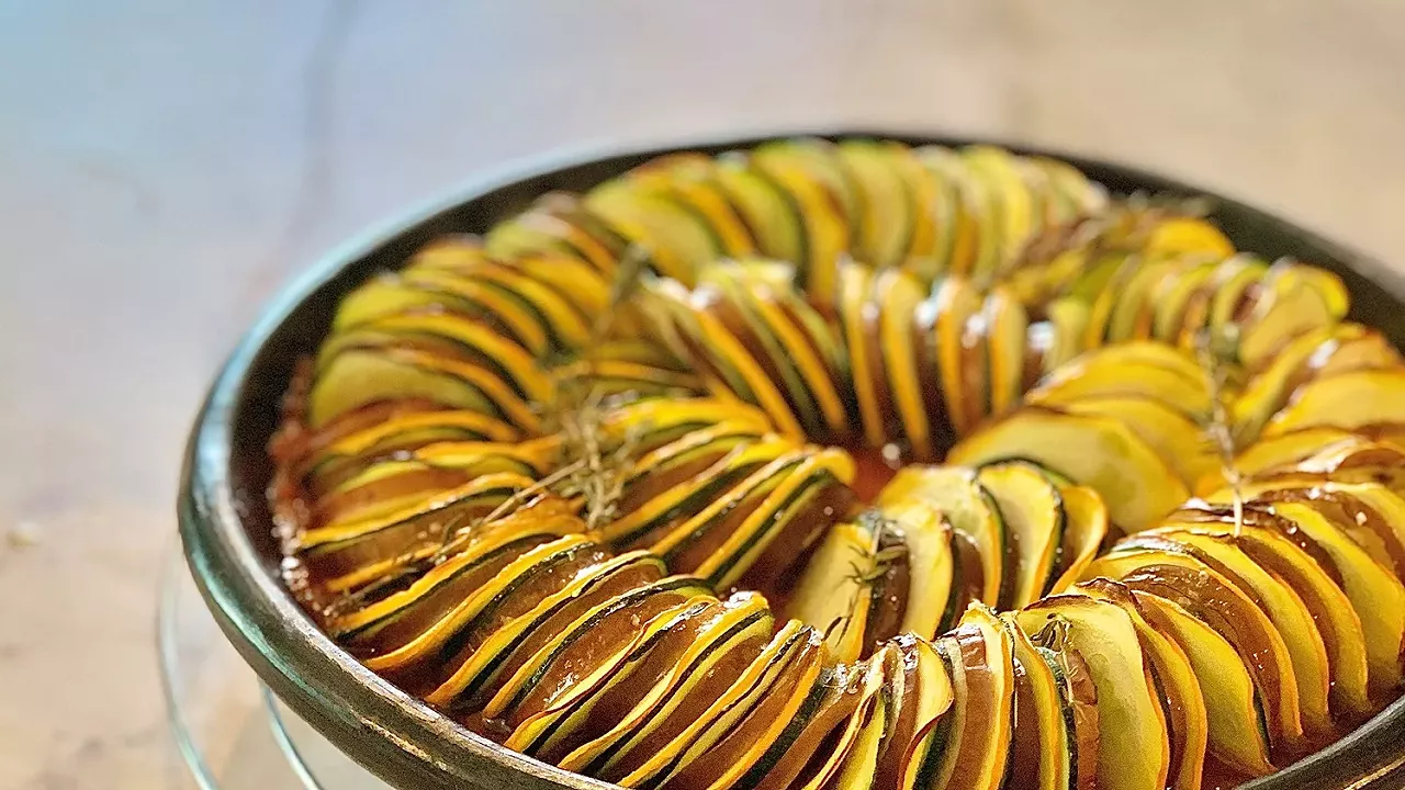 découvrez notre délicieuse recette de tian en vidéo ! apprenez à préparer ce plat provençal savoureux, riche en légumes de saison et agrémenté d'herbes aromatiques. suivez chaque étape guidée pour impressionner vos convives avec un tian parfaitement cuit.