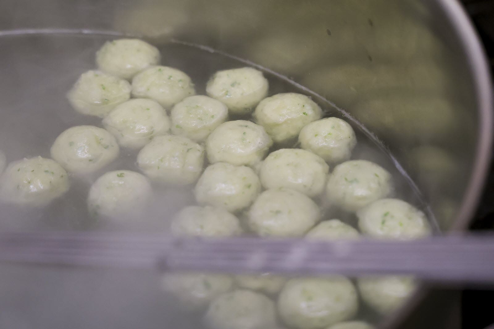 découvrez des recettes savoureuses de grumbeereknepfle, des délicieuses boulettes de pommes de terre alsaciennes. idéales pour accompagner vos plats ou en plat principal, ces spécialités régionales raviront vos papilles. explorez notre sélection de recettes faciles à réaliser et vos convives seront conquis !