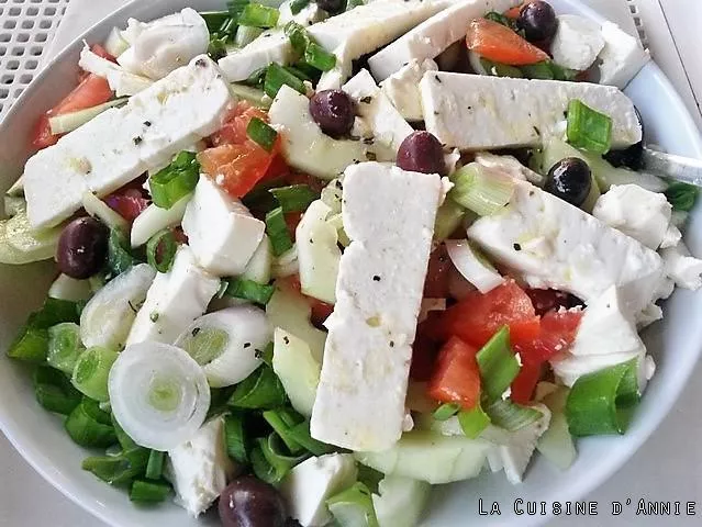 découvrez notre recette authentique de salade grecque, un mélange frais et coloré de tomates juteuses, concombres croquants, olives savoureuses et feta crémeuse, assaisonnée d'huile d'olive et d'origan. parfaite pour un repas léger ou en accompagnement, cette salade traditionnelle évoque le soleil et la méditerranée.