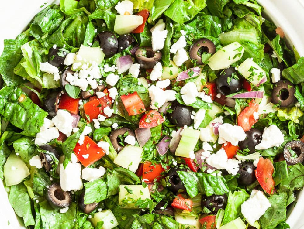 découvrez la fraîcheur de la salade grecque, un plat savoureux et coloré mêlant tomates juteuses, concombre croquant, olives noires et feta crémeuse. parfaite pour un déjeuner léger ou en accompagnement, cette salade méditerranéenne apportera des saveurs ensoleillées à votre table.