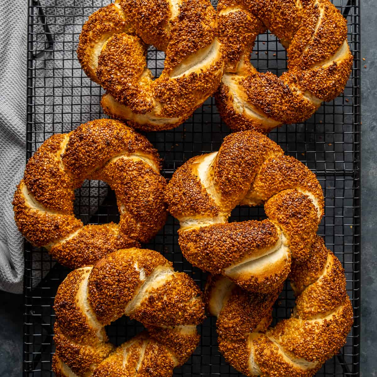 découvrez le simit, un délicieux pain turc en forme de bagel, parfaitement garni de sésame croquant. idéal pour vos petits déjeuners ou en-cas, il allie tradition et saveurs authentiques. ne manquez pas la chance de savourer cette spécialité incontournable de la cuisine turque.