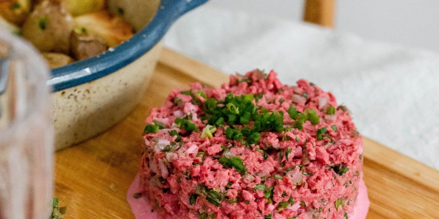 découvrez notre recette de tartare d'été rapide, fraîche et pleine de saveurs. parfait pour les journées ensoleillées, ce plat léger vous séduira en un clin d'œil. idéal pour un repas convivial ou une entrée délicieuse, préparez-le facilement en quelques minutes!