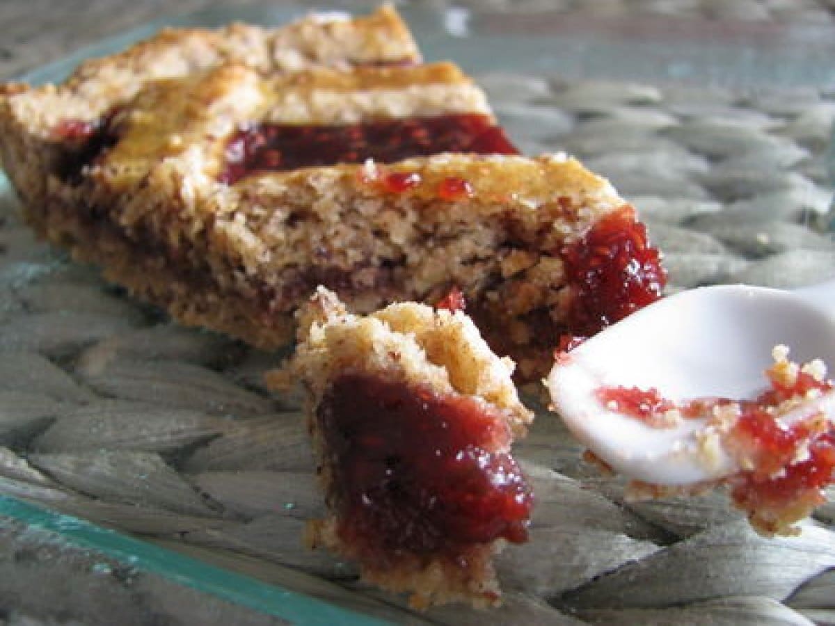 découvrez la délicieuse tarte de linz, un classique de la pâtisserie autrichienne, composée de pâte sablée, de confiture de framboise et de noisettes croquantes. parfaite pour toutes les occasions, elle apporte une touche sucrée et traditionnelle à vos desserts.