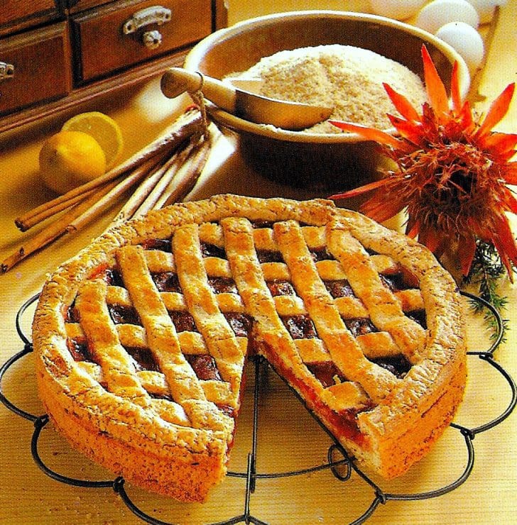 découvrez la délicieuse tarte de linz, un dessert emblématique d'autriche. savourez son mélange irrésistible de pâte sablée, de confiture de framboise et de poudre d'amande, pour une expérience gustative authentique et réconfortante.